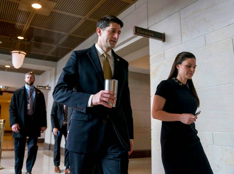 El presidente de la Cámara de Representantes, Paul Ryan, acompañado de su secretaria de prensa, AshLee Strong, rumbo al Centro de Visitas del Capitolio el jueves 18 de enero de 2018 en Washington.