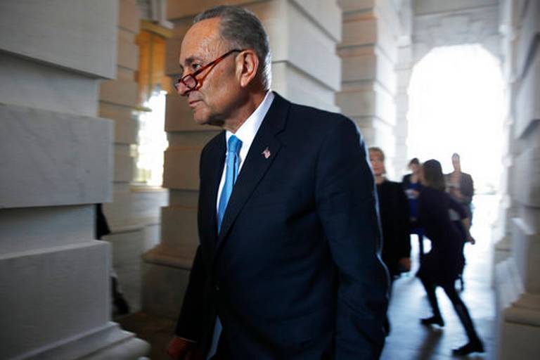 El líder del bloque demócrata en el Senado, Chuck Schumer, ingresa al Capitolio después de reunirse con el presidente Donald Trump, el viernes 19 de enero de 2018, en Washington.