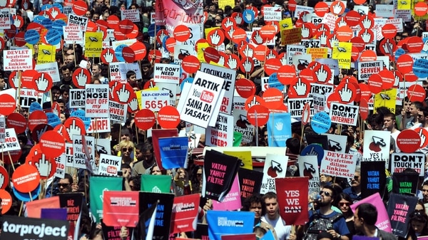 Una protesta en Turquía contra la censura en la prensa y en internet