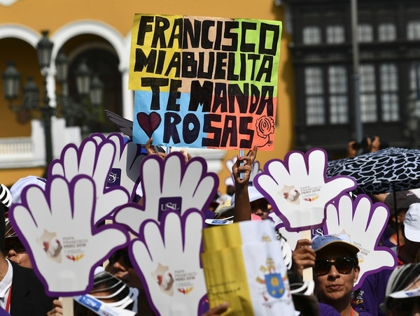 Desde el sábado miles de peruano esperan la misa del Papa en la base aérea Las Palmas (AFP)