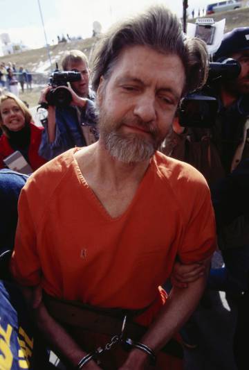 Oficiales de policía trasladan a Theodore Kaczynski, Unabomber, al juzgado, en 1996. 