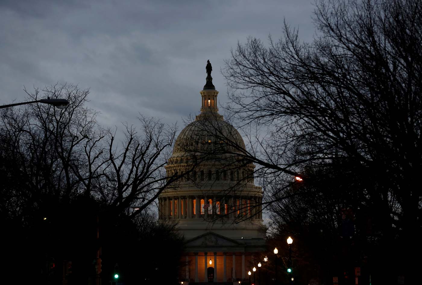 En la imagen, el Capitolio durante el segundo día de cierre del Gobierno federal, el 21 de enero de 2018.  REUTERS/Joshua Roberts