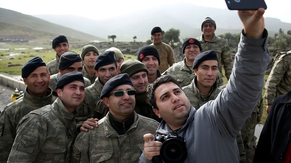 Soldados turcos posan para una selfie (AP)
