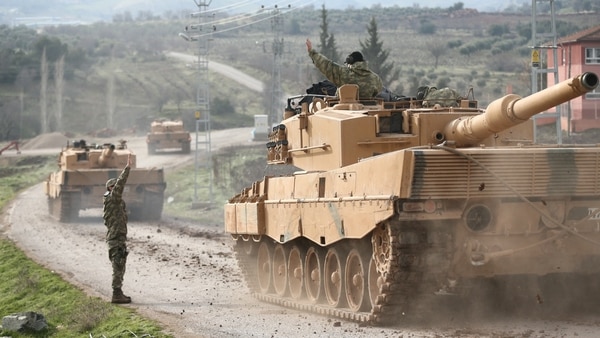 Los tanques Leopard 2 parten hacia la frontera. Son vehículos de fabricación alemana (Reuters)