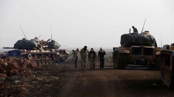 Se estima que unas 25.000 tropas sirias participan de la operación, asistidas por tanques, aviones y cañones turcos (Reuters)