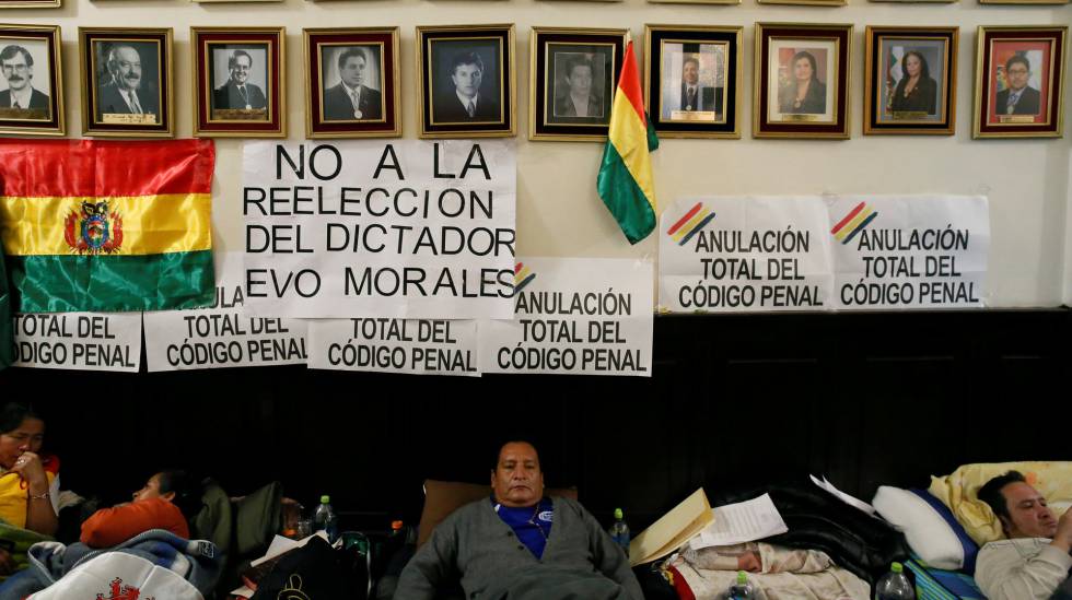 Diputados bolivianos durante una huelga de hambre para pedir l´abrogación del nuevo código penal, en La Paz, el pasado 17 de enero.