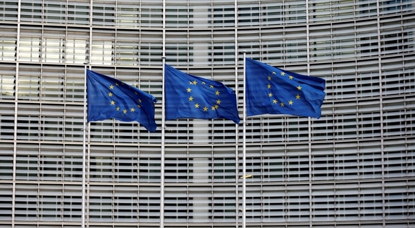 Banderas de la UE flamean ante la sede del organismo en Bruselas (Reuters)