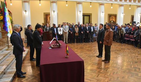 Javier Zabaleta y Alfredo Rada juran a los cargos de ministros de Defensa y de la Presidencia. Foto: APG