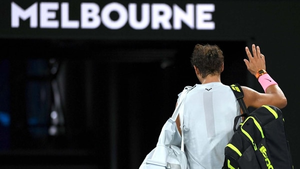 Rafael Nadal, máximo favorito al título, se retira de Melbourne Park tras ser eliminado del Abierto de Australia (EFE/ Lukas Coch)