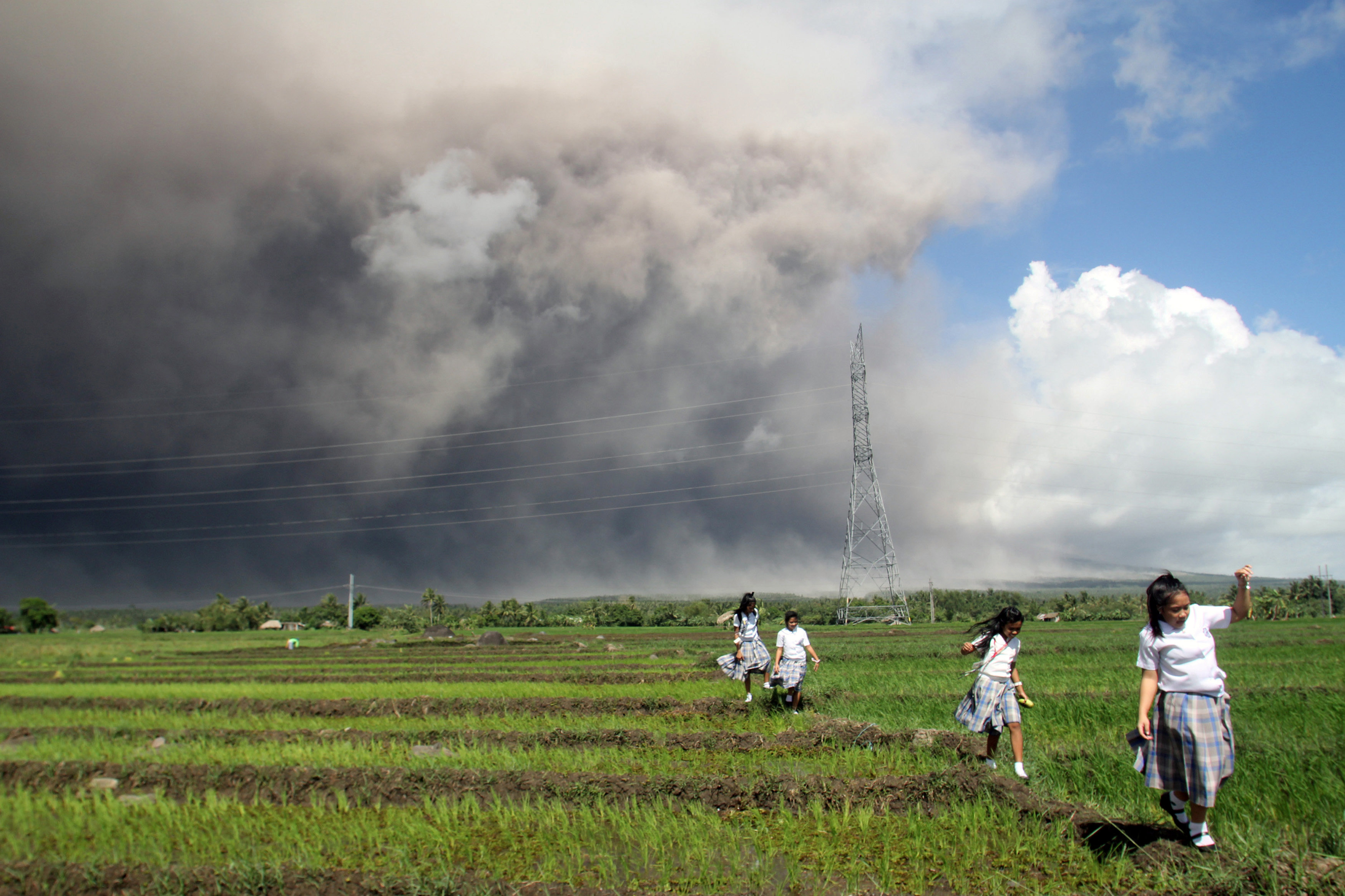 El volcán más activo de Filipinas arrojó chorros de lava y enormes columnas de cenizas durante la noche del lunes y la mañana del martes, después de que las autoridades advirtieran de una inminente y violenta erupción (Reuters)