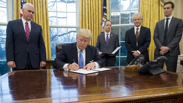 Trump firmó la salida del acuerdo comercial por considerar que no beneficiaba al mercado estadounidense, en el marco de su agenda proteccionista