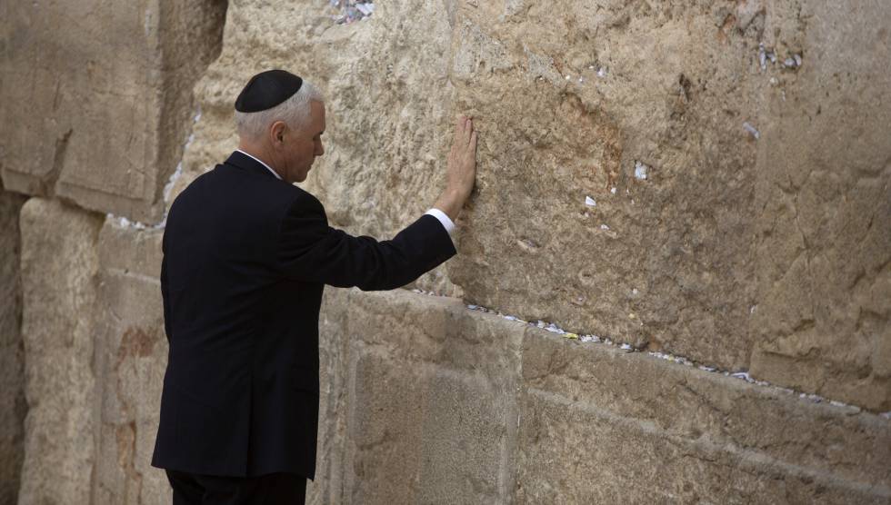 El vicepresidente de EE UU, MIke Pence, reza en el Muro de las Lamentaciones de Jerusalén.