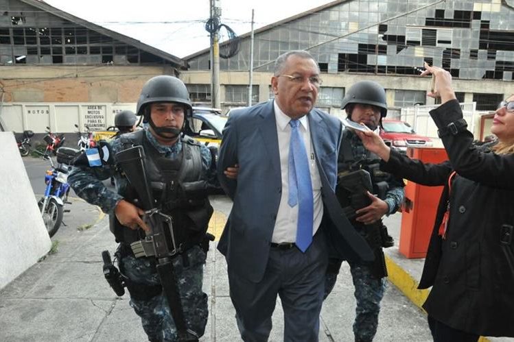 Arístides Crespo es trasladado al Juzgado de Turno de la capital. (Foto Prensa Libre: Estuardo Paredes)