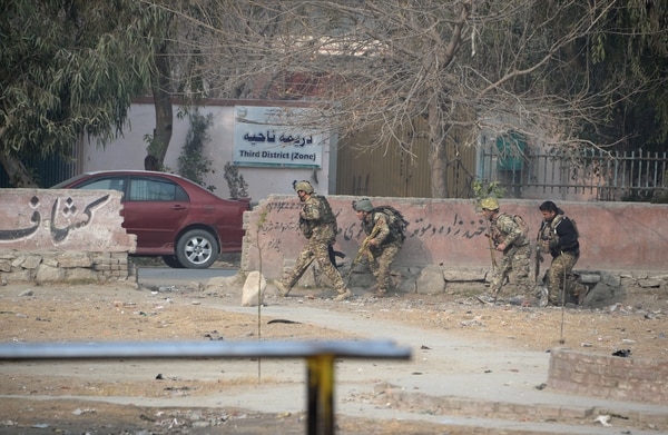 Tropas afganas durante el operativo contra el comando terrorista que ingresó a la ONG (AFP)