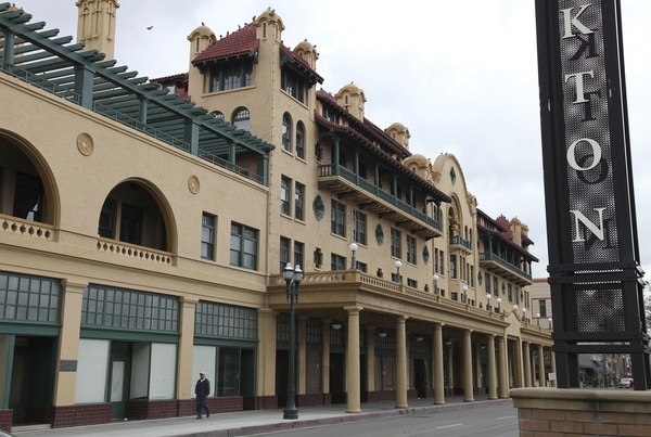 El histórico Hotel Stockton en Stockton, California (AP/Ben Margot, archivo)