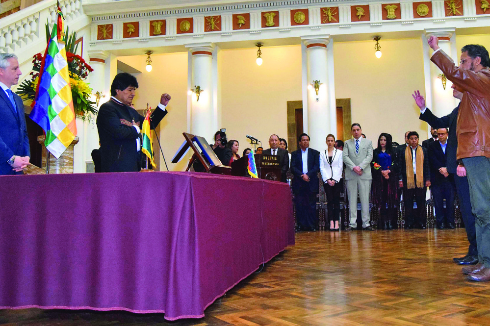 Evo cambia sólo dos ministros y desoye cuestionamientos
