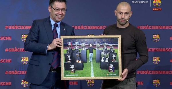 El presidente del Barcelona, Josep María Bartomeu, hace entrega a Javier Mascherano de una placa con su foto en la que posa con las 18 copas que ganó en el Barcelona