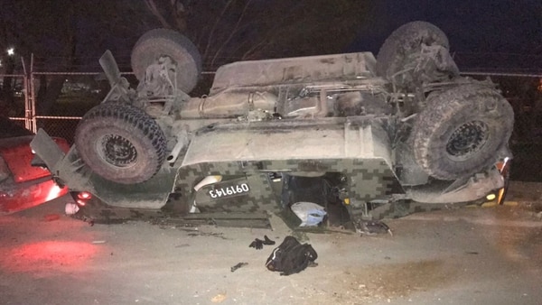 Un automóvil volcó durante los enfrentamientos y narco bloqueos en el estado de Temaulipas. (Vocería de Seguridad Tamaulipas)