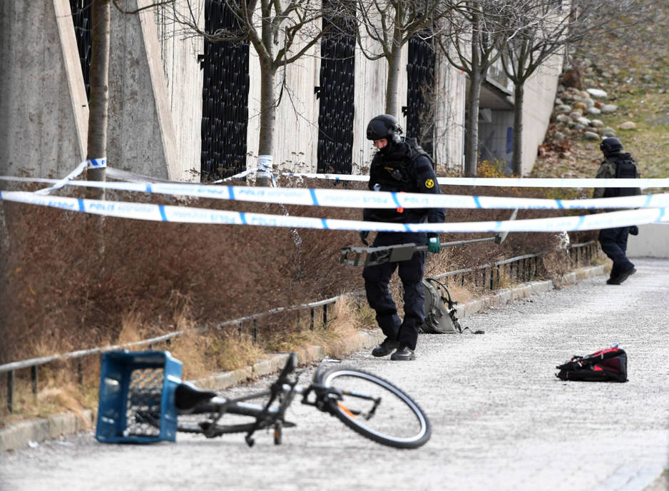 Perímetro policial en la estación de metro de Varby Gard donde un hombre murió tras la explosión de una granada que había recogido creyendo que era un juguete. Estocolmo, 7 de enero de 2018. (Reuters)