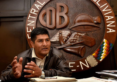 El secretario ejecutivo de la Central Obrera Boliviana, Guido Mitma, en su despacho durante la entrevista con La Razón. Foto: José Lavayén 