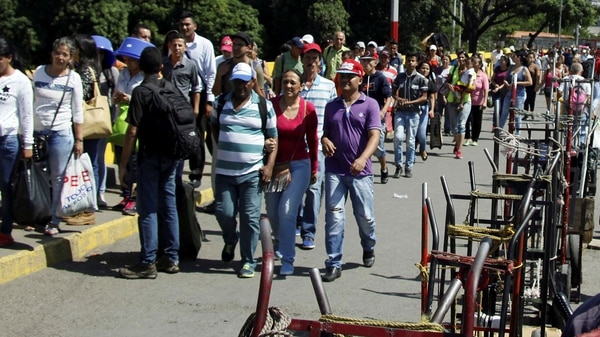 Venezolanos en la frontera con Colombia. (Reuters archivo)