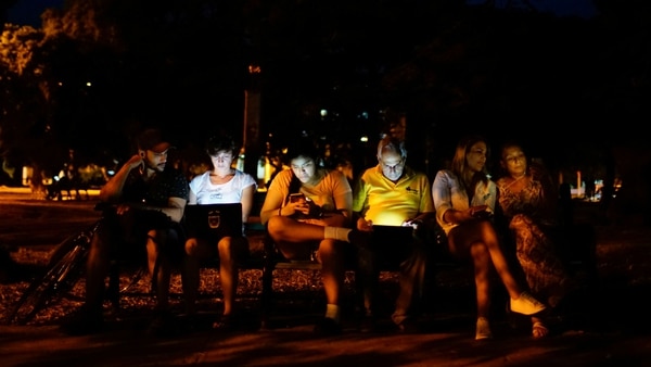 Cubanos se conectan a la red wifi en un parque de La Habana (Reuters/Alexandre Meneghini)