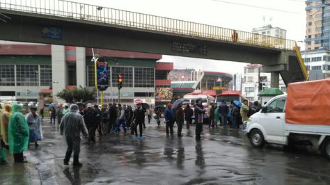 Choferes federados empiezan bloqueos en inmediaciones del estadio Hernando Siles