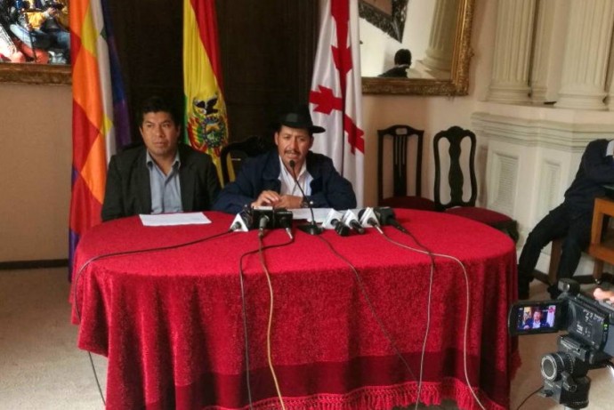 Esteban Urquizu (d) esta mañana durante la conferencia de prensa. Foto: CORREO DEL SUR