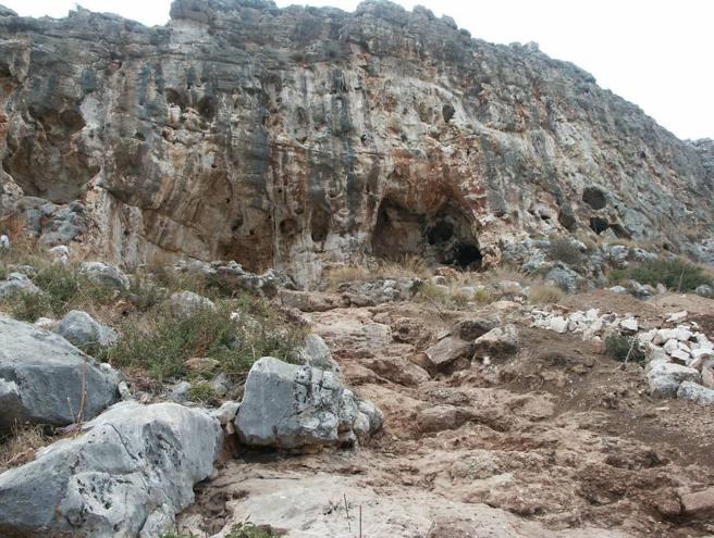 Vista de la cueva de Misliya. Está ubicada a 90 metros por encima del nivel del mar y forma parte de una serie de cuevas prehistóricas localizadas en las laderas occidentales del Monte Carmelo, en Israel.