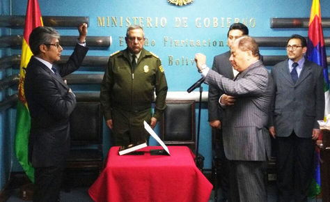 Acto de juramento de Wilfredo Chávez a cargo del ministro de Gobierno, Carlos Romero (d). 