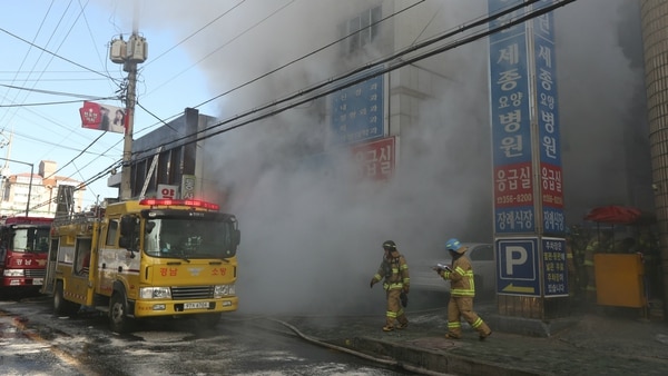 El cuerpo de bomberos surcoreano intenta sofocar las llamas y rescatar a las víctimas. (Reuters)