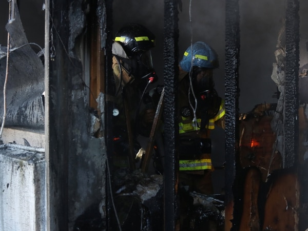 El cuerpo de bomberos trabaja dentro del hospital. (Reuters)