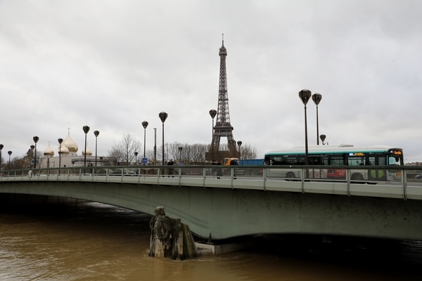 El agua, a niveles inusuales bajo el Puente del Alma, con la Torre Eiffel de fondo (AFP)