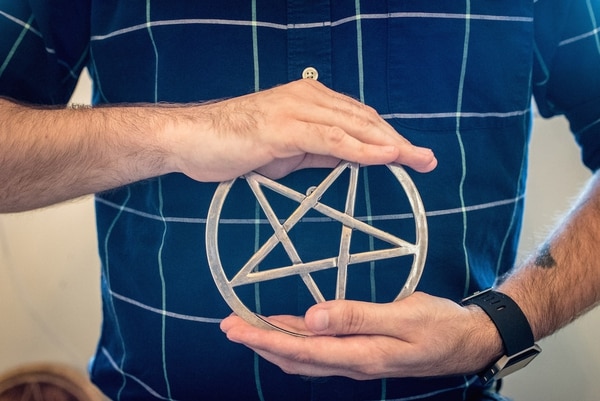 En la religión Wicca, el pentagrama simboliza los cinco elementos de la tierra, el aire, el fuego, el agua y el espíritu (The Washington Post / Andre Chung)