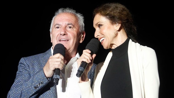 La amistad de los dos cantantes españoles inició cuando Víctor Manuel y Julio Iglesias estaban comenzando sus respectivas carreras.
