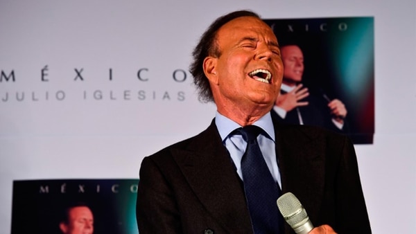 Iglesias y Victor Manuel compartían escenario “un día teloneaba el uno al otro” y al día siguiente era a la inversa: “Julio y yo estábamos emergiendo y nos juntábamos para hacer los conciertos”