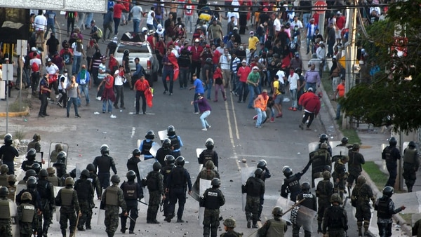 Reprimieron a miles de manifestantes contra la reelección del presidente Hernández (AFP)