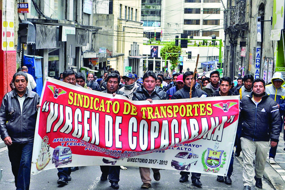 Choferes no logran paralizar La Paz pese a bloqueos y violencia