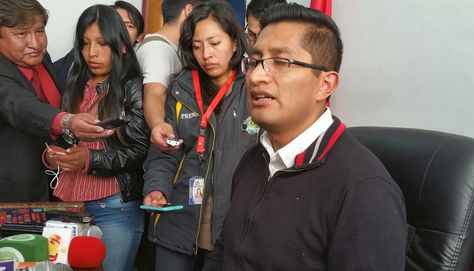 El fiscal Edwin Blanco informa que tres personas fueron imputadas por el caso de la señora Carmen del Pilar Chacón. Foto: Ángel Guarachi