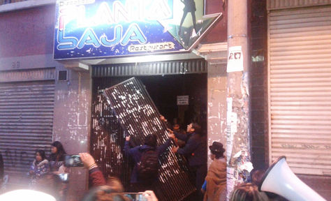 Jóvenes arrancan la puerta principal de la discoteca Planta Baja en la Figueroa. Hubo destrozos en el interior.