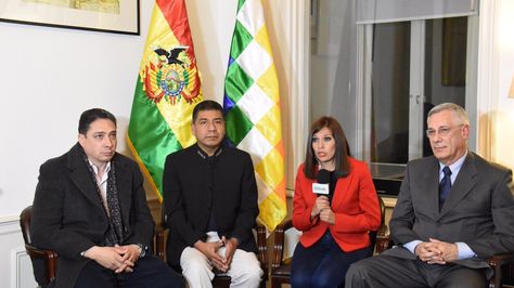 Parte del equipo jurídico de la demanda marítima en entrevista con Bolivia Tv. Foto:Cancillería