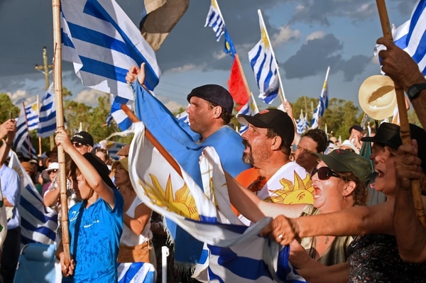 Agricultores, comerciantes y contratistas se manifestaron en Durazno, a casi 200 kilómetros de Montevideo (AFP)