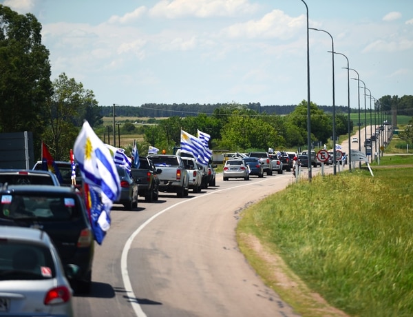 La fila de ingreso al acto ocupó varios kilómetros de ruta (AFP)