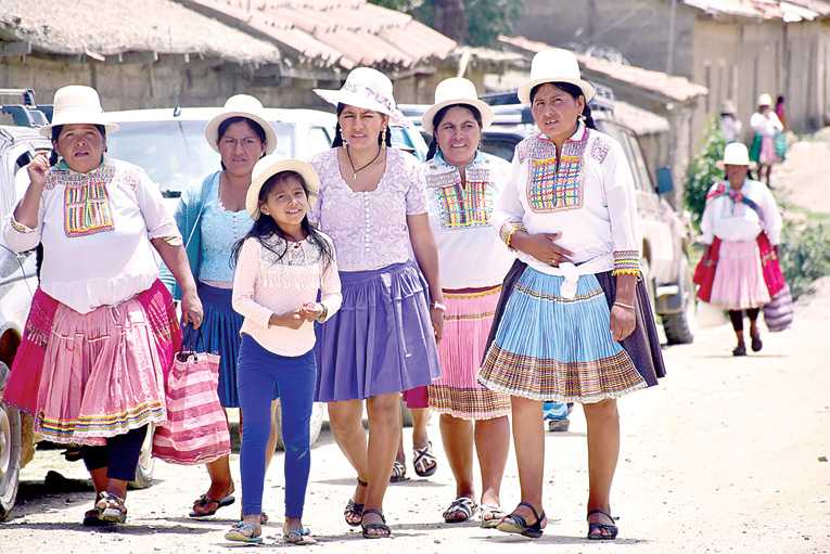 MUJERES RAQAYPAMPEÑAS ACUDEN AL ACTO DE ENTREGA DE CREDENCIALES A SUS AUTORIDADES INDÍGENA ORIGINARIO CAMPESINAS, EL 4 DE ENERO DE 2018.  NOÉ PORTUGAL