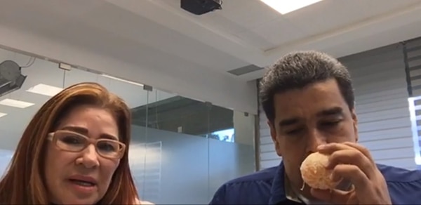 Nicolás Maduro comió una mandarina mientras enviaba su mensaje