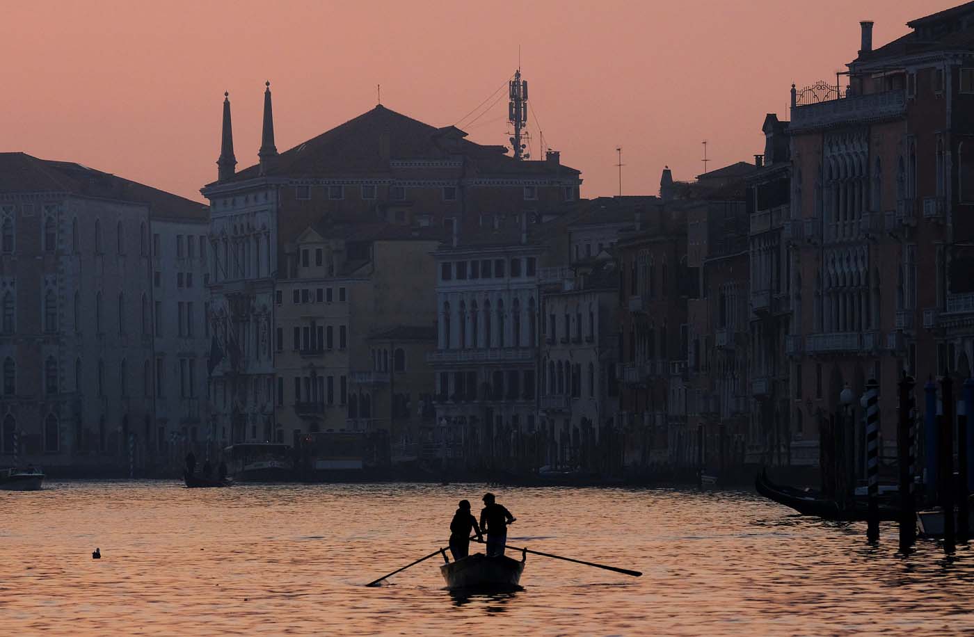 People row on Grand Canal in Venice, Italy January 28, 2018. REUTERS/Manuel Silvestri