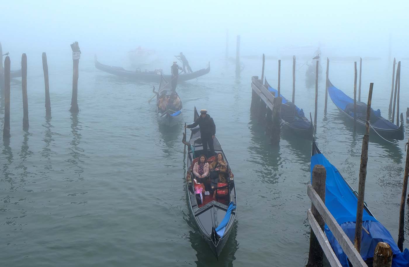 Gondoliers row in a canal near Saint Mark square in Venice, Italy January 28, 2018. REUTERS/Manuel Silvestri
