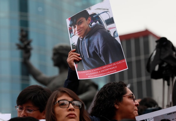 Un manifestante con la foto de Marco Antonio Sanchez durante una marcha en Ciudad de Mëxico, (REUTERS/Henry Romero)