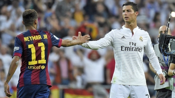 Neymar saluda a Cristiano Ronaldo cuando jugaba en Barcelona, antes de un clásico con Real Madrid (AFP/Getty Images)