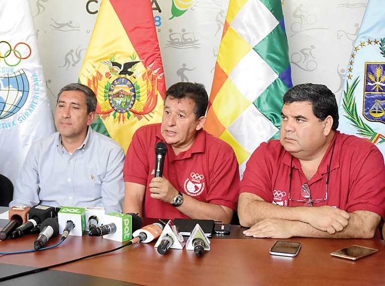 EL GERENTE TÉCNICO DE LA ODESUR, FABIO RAMÍREZ (C), EN UNA CONFERENCIA EN EL CODESUR. DICO SOLÍS